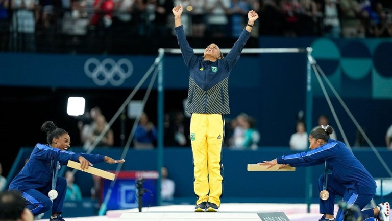 Japanese News: 体操女子、金メダルのブラジル選手を両側の米選手が祝福 表彰式の一場面 - Todaii: Easy Japanese