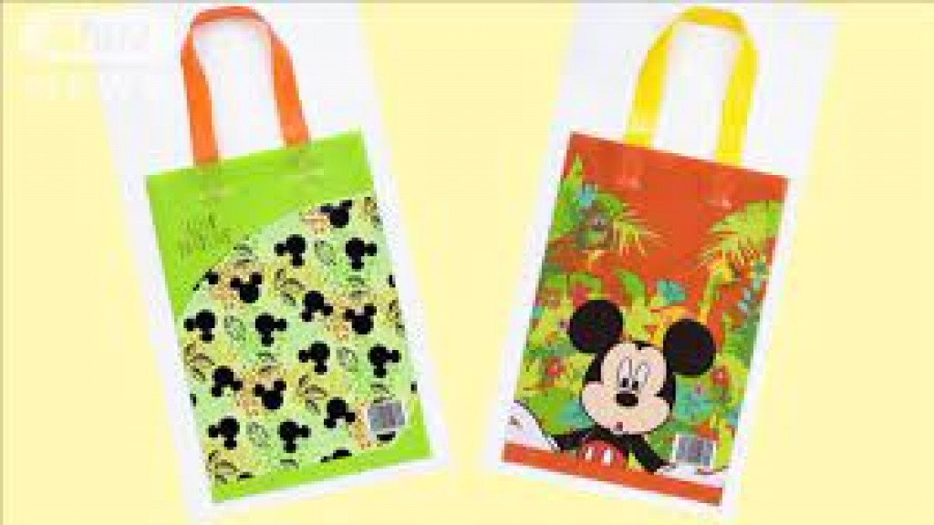 リサイクル素材で ディズニーデザイン の買い物袋 Easy News Easy Japanese Todai Reader